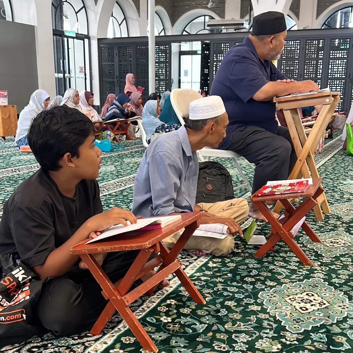Peserta pelbagai usia membaca dalam sesi berkumpulan